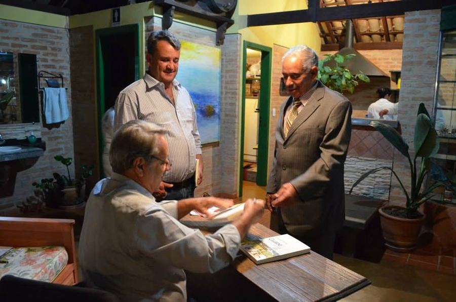 VEJAM SÓ A ELEGÂNCIA DO SR. ORLANDO AMARAL NO LANÇAMENTO DO LIVRO DE WALQUIRES TIBURCIO