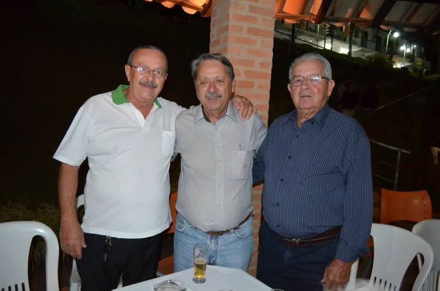 ZÉ JIP e JOÃO DO BENTO ABRAÇANDO O ESCRITOR