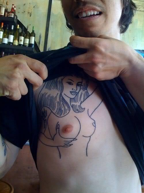 ESSE É PRIMO DAQUELE QUE APROVEITOU O UMBIGO E COLOCOU O RABO DO MACAC...