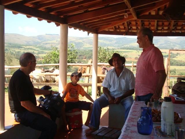 AÍ O  "MAURÍCIO KUBRUSLY" LÁ NA ROÇA DO JORGE PEZÃO.O CINEGRAFISTA ATÉ...