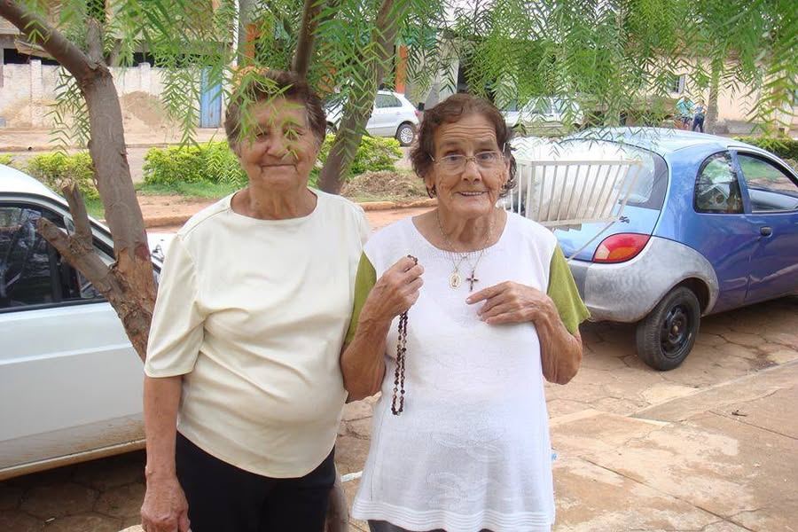 D.APARECIDA DO ZÉ LAU, ESSA DOÇURA  COM SEU TERÇO NA MÃO E NOSSA MARIA...