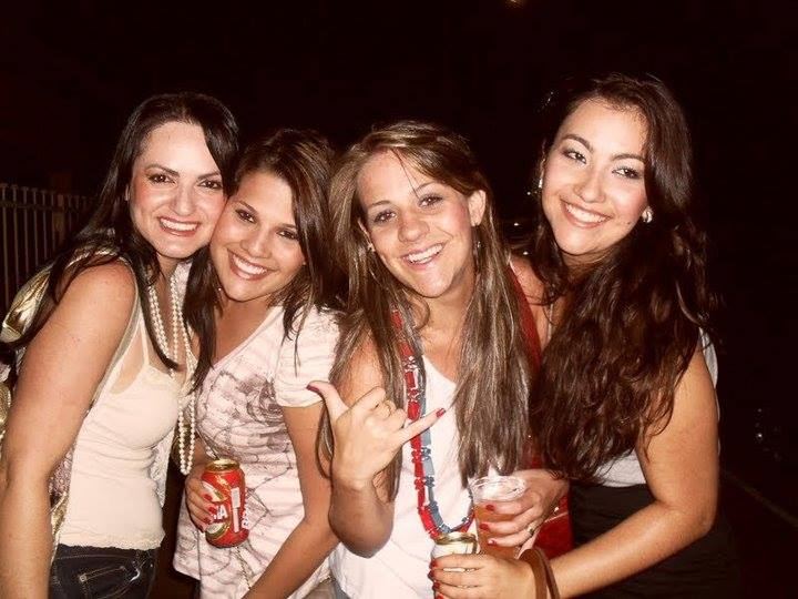 A BONITEZA DAS MOÇAS É TANTA QUE SÓ ANDAM DE TURMA PRA UMA PROTEGER A...