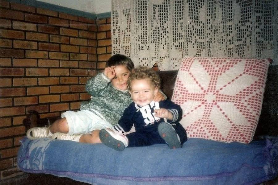 HÁ QUASE VINTE ANOS PEGARAM ESSE CASALZINHO NO PULO NA CASA DOS PAIS D...