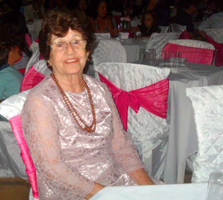 ESSA DAMA, VIÚVA DONZELA JURAMENTADA É A TEREZINHA DO DUNDE, ELEGANTE...