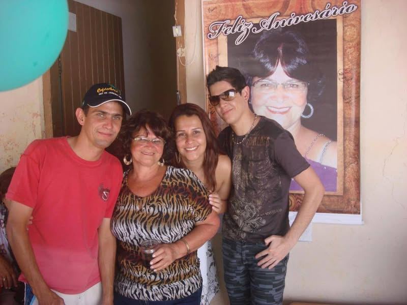 A JANICE DO JOÃO ARRUDA COM OS ''FIOTINHOS'' E ELA PENDURADA NA PAREDE