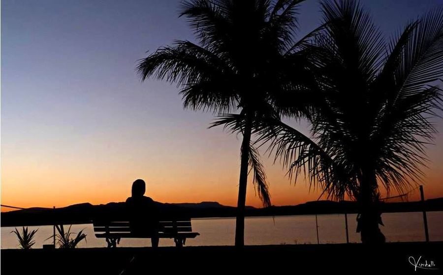 ''LÁ BEM DISTANTE...ONDE O PÔR DO SOL...PÕE TONS VERMELHOS VERMELHOS...