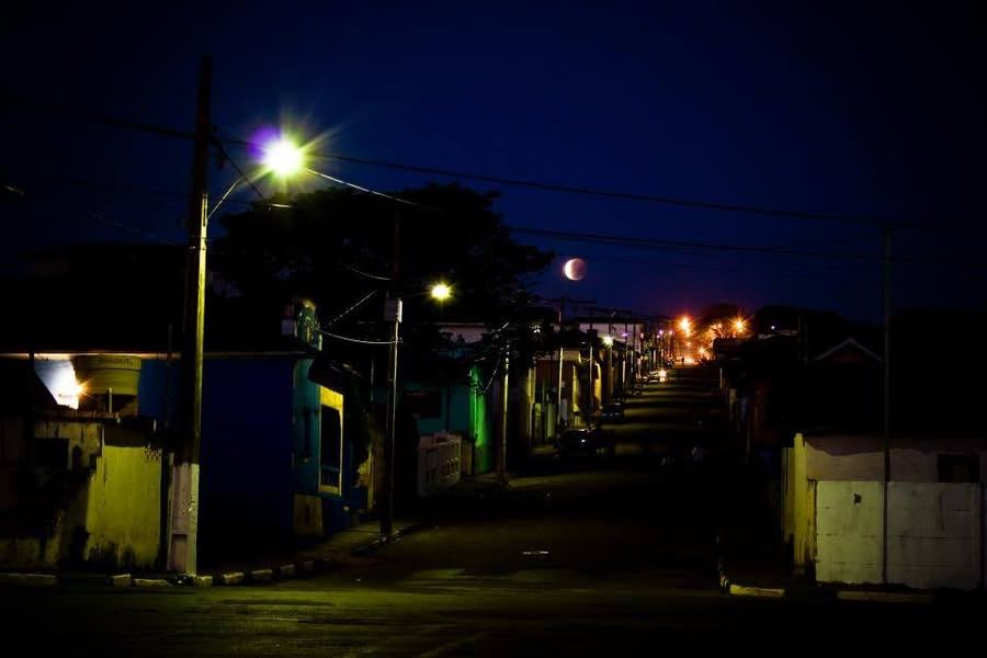 RUA 3 DE FEVEREIRO ENLUARADA.PARECE QUE TODO MUNDO MOROU AQUI