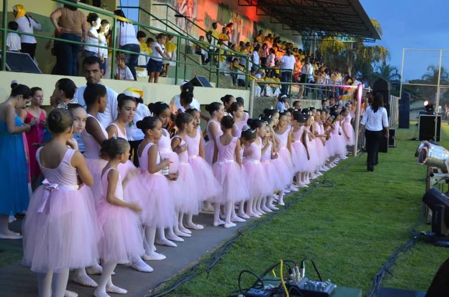 GRUPO DE DANÇA CLÁSSICA DA PROFESSORA RAQUEL NA FESTA DE NATAL DAS ESC...