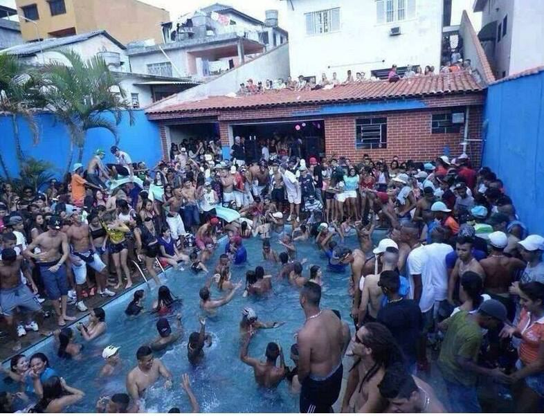 ENGRAÇADO PORQUE ACONTECE