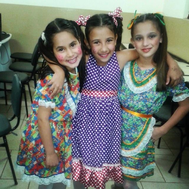 A YASMIM COM AS COLEGUINHAS E TODAS ENFEITADINHAS
