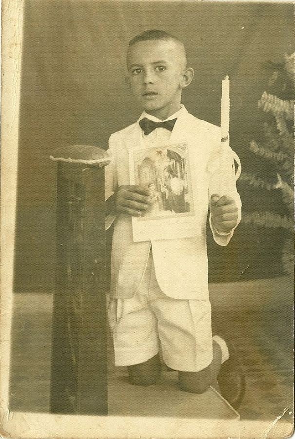 Fez o catecismo...Mamãe comprou vela bonita...Fez o terninho branco...