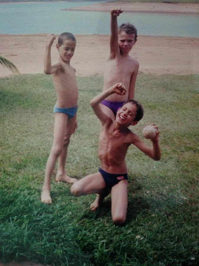 TRÊS NA FOTO