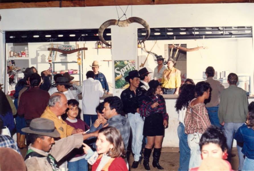 PASSEI A NOITE PROCURANDO TU...PROCURANDO TU
